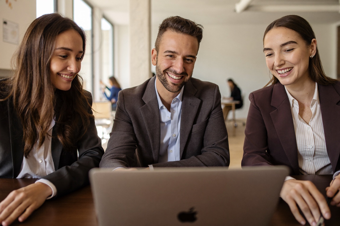 Marketing-Team arbeitet gemeinsam mit Public AI