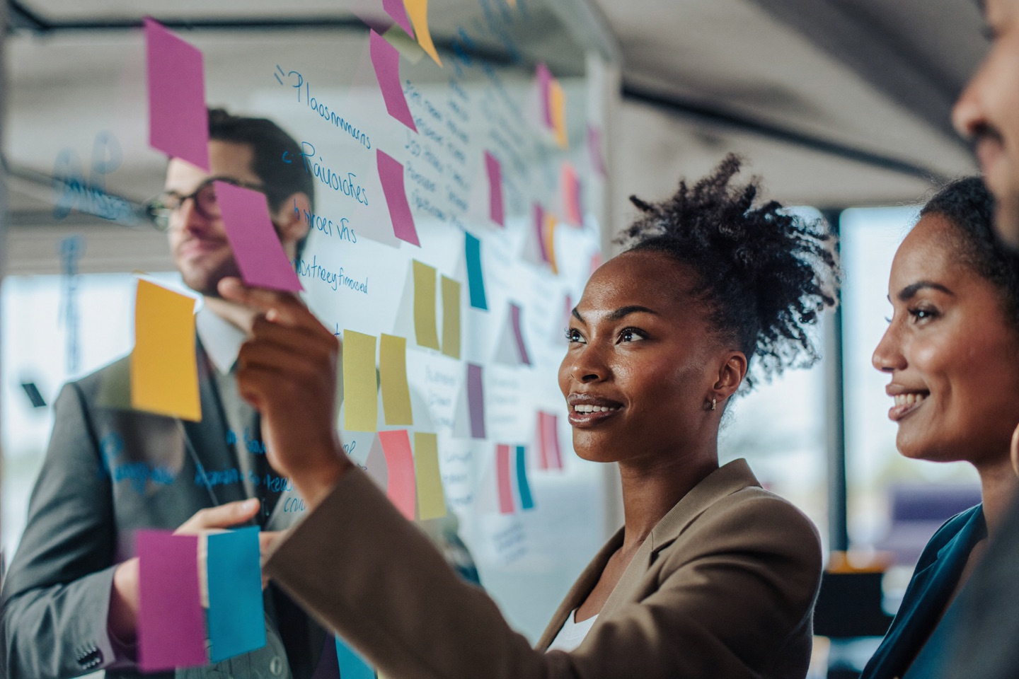 Team ordnet Geschäftsprozesse am Post-it-Whiteboard nach passendem KI-Typ